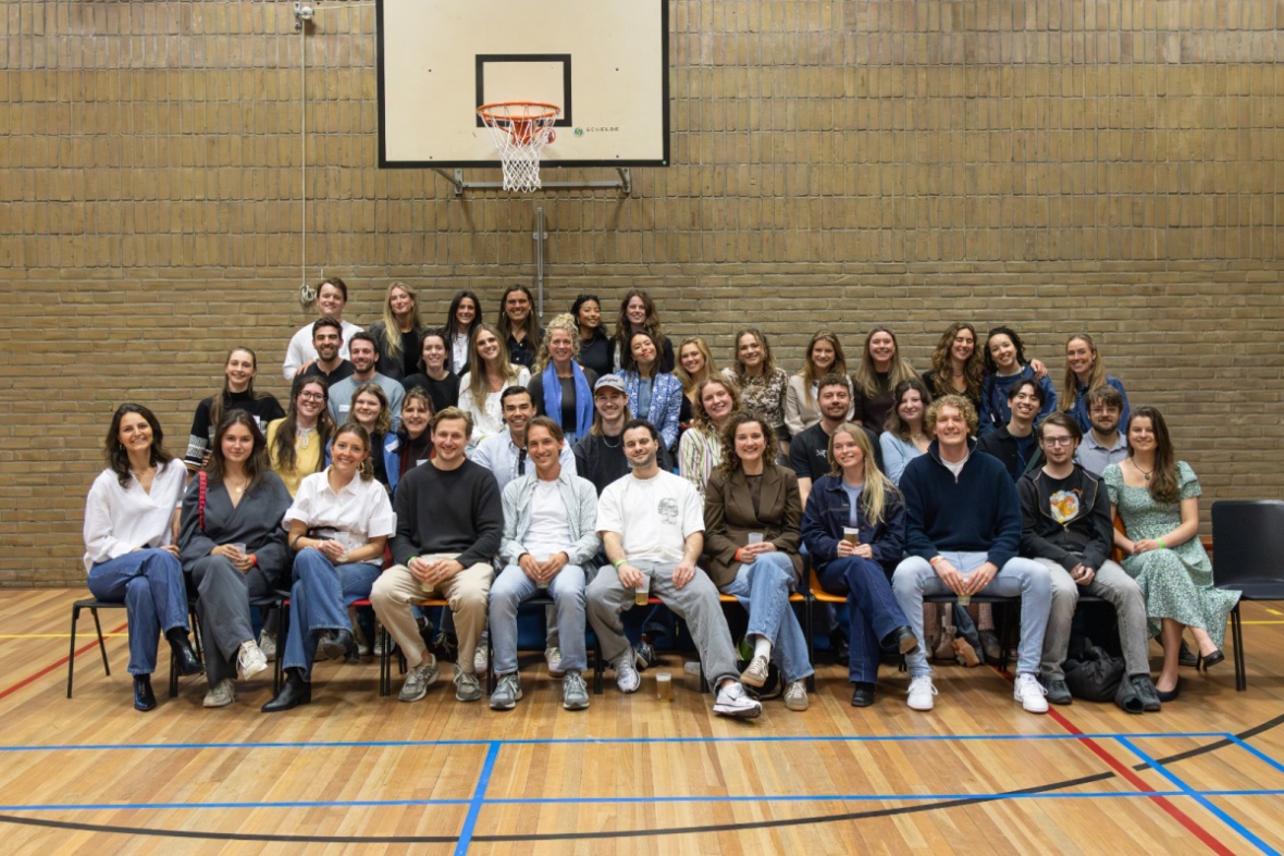 Reünie organiseren? Zo bereik je zoveel mogelijk klasgenoten (2026 update)